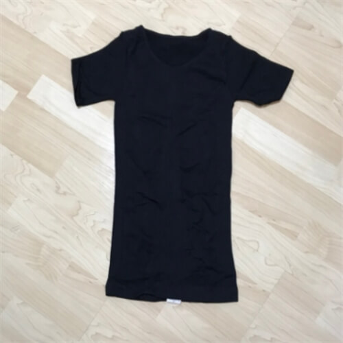 パンプマッスルビルダーTシャツの胴の細さを紹介する写真